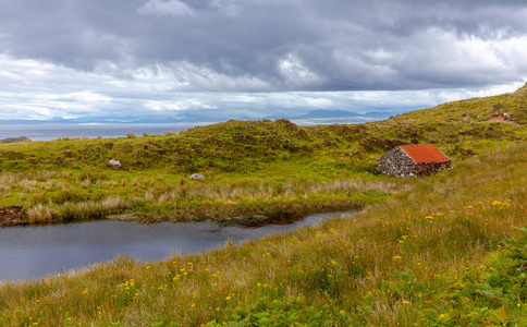 Quiraing 远足小径景观上的斯凯岛苏格兰自然体验