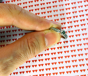 男朋友的手与钻石订婚戒指图片