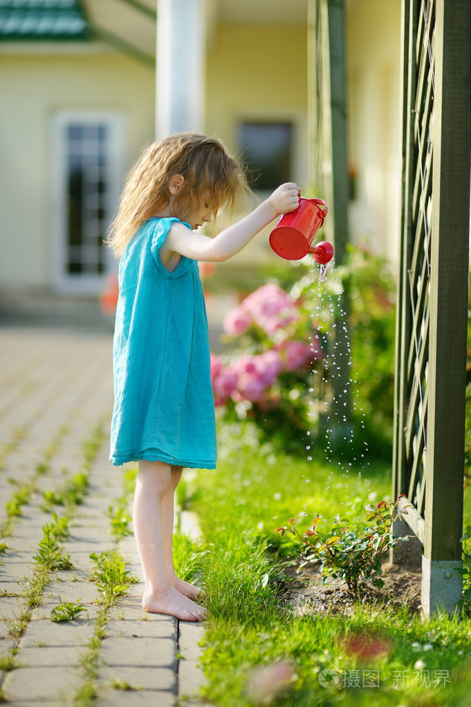 可爱的小女孩正在浇花
