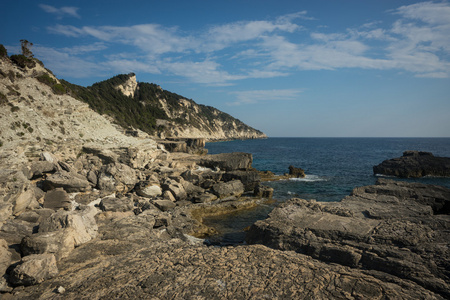 Paxi 岛的岩石海岸