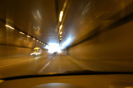 城市隧道与汽车在运动和光在它的末端模糊了