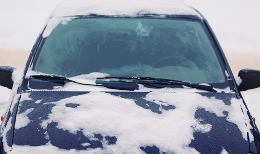冬天的问题，车在雪中