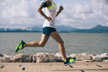 在户外沙滩上奔跑的强壮成熟运动员形象运动员剪影在日落, 健康休息