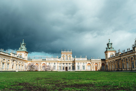 老古色古香的宫殿在华沙 Wilanow 与公园建筑学