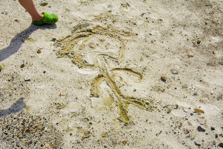 沙子动画.女孩的手在画画照片