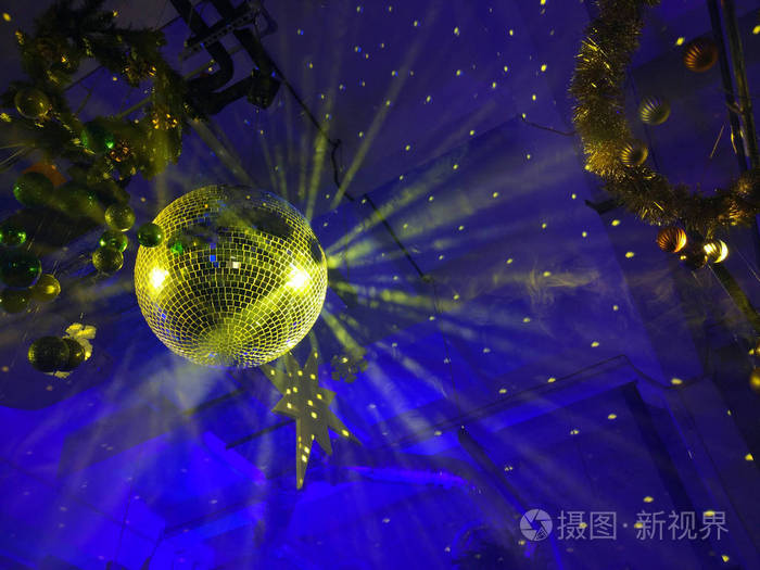 迪斯科球与明亮的光线夜间聚会