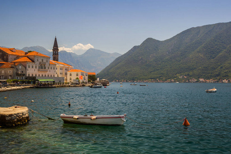 阳光明媚的地中海风光。黑山, Kotor 湾