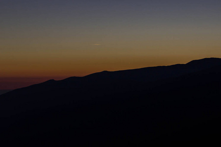 美丽的日出在里拉山的岩石山顶。从 rila 湖小屋的看法, rila 山, 保加利亚, 2018年秋季