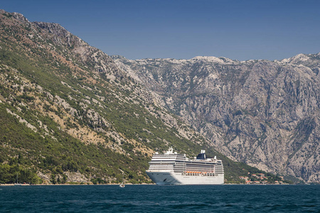 位于黑山 Kotor 港的大型邮轮班轮船