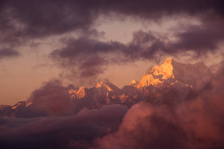 在印度北部的 Sandakphu, 壮观的风景干城章嘉峰从阳光五颜六色的山