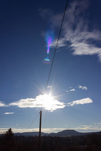 在德国南部冬季靠近慕尼黑和斯图加特的德国南部的蓝天上的电线杆
