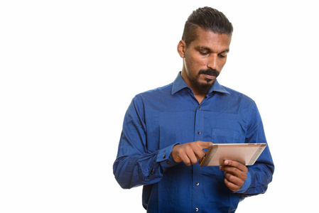 年轻的印度商人使用数字平板电脑工作室肖像对白色背景