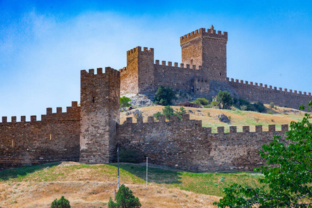 古热那亚堡垒城堡在海岩石在苏达克城市克里米亚