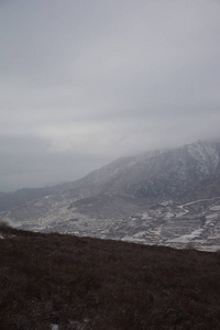 天空下有雪的山