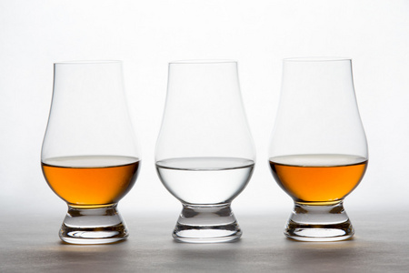 威士忌和伏特加水晶品尝眼镜