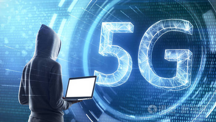 黑客与空笔记本电脑站在发光的5g 背景.移动互联网和盗窃概念.3d 渲染