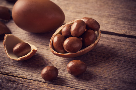 巧克力复活节彩蛋在木制的背景