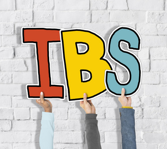 手里捧着 ibs 字母照片