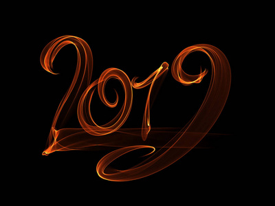 新年快乐2019独立数字文字用火火焰或烟雾写在黑色背景上照片