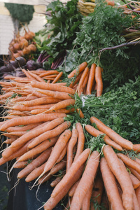 市场现场与生橙胡萝卜和甜菜图片