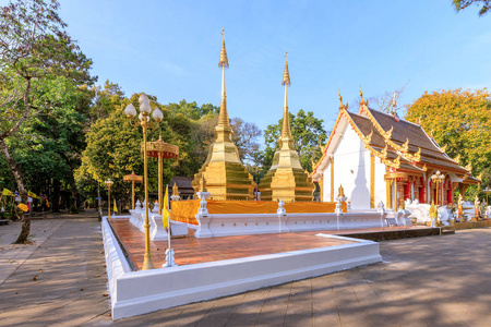 在泰国北部清莱山上的山顶上的东庙