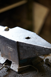 锤子和使用的一个铁匠的铁砧