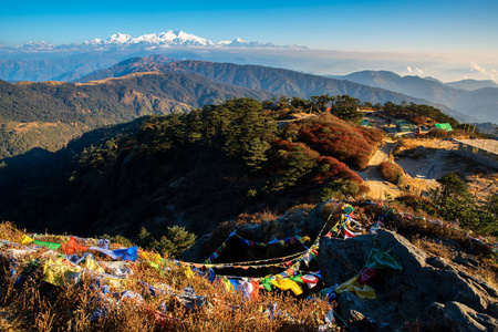 从印度大吉岭山打 akphu 看藏语祈祷旗或肺癌和康琴君加高山景观