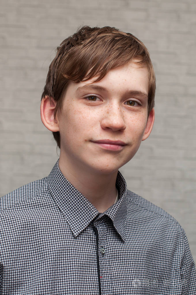 在砖墙上的年轻俄罗斯男子肖像