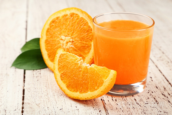 橙色水果和果汁杯