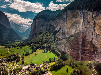 美丽的 Staubbachfall 瀑布流淌下来的如诗如画的劳特布龙嫩谷和村庄在伯尔尼小行政区，瑞士，欧洲