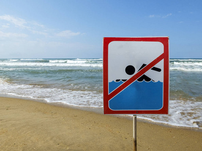 在海滩与人游泳, 而不是符号, 警告不许游泳