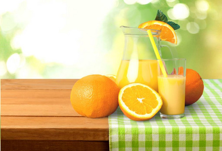 桌上壶里新鲜可口橙汁的特写