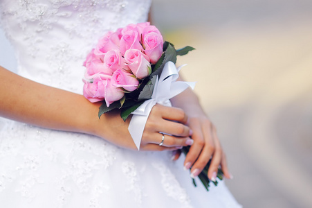 粉色婚礼新娘捧花的玫瑰