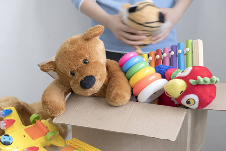 志愿者手持旧玩具捐赠箱照片