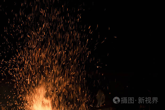 篝火在黑夜的夜空中火花浅聚焦