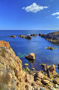 美丽的风景，多岩石的海岸上