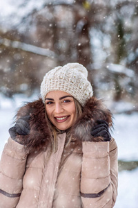 冬季假期, 圣诞节和人概念微笑的年轻妇女在一个白色的冬季森林