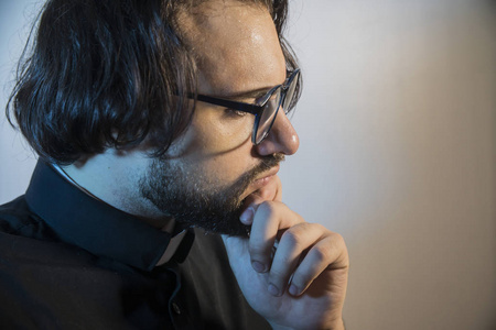 基督教牧师男子与自信的表情, 聪明的脸认真思考照片