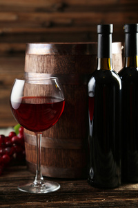 与瓶的红葡萄酒杯图片