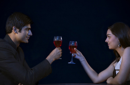 浪漫的年轻夫妇，在日期上敬酒