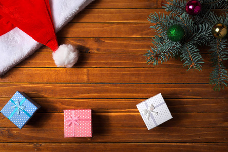 圣诞装饰品。节日作文用冷杉枝, 玩具球, 礼物 boxies。顶部视图