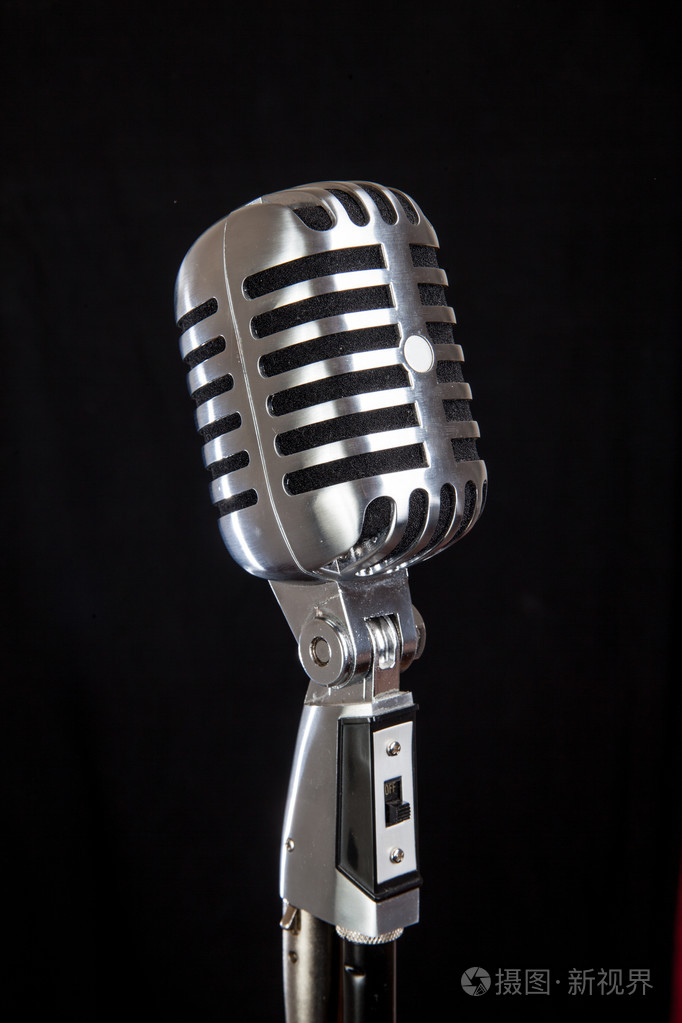 在黑色背景的老式麦克风照片-正版商用图片09by11-摄图新视界