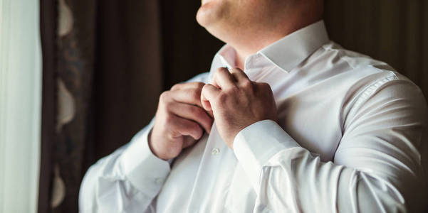 生意人礼服白色衬衣, 男性手特写, 新郎准备在早晨在婚礼之前