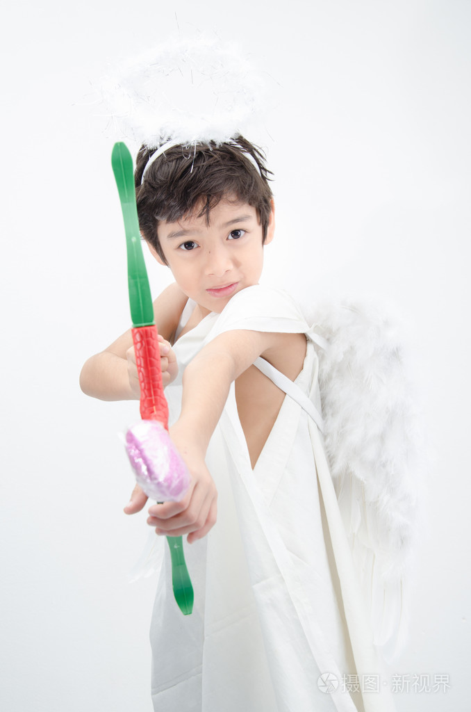 小男孩肖像装成有翅膀的丘比特