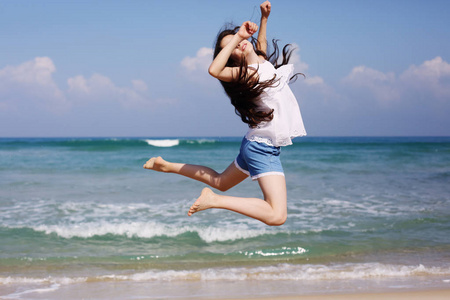 aborable 12 岁女孩的画像夏天在海滩上跳跃