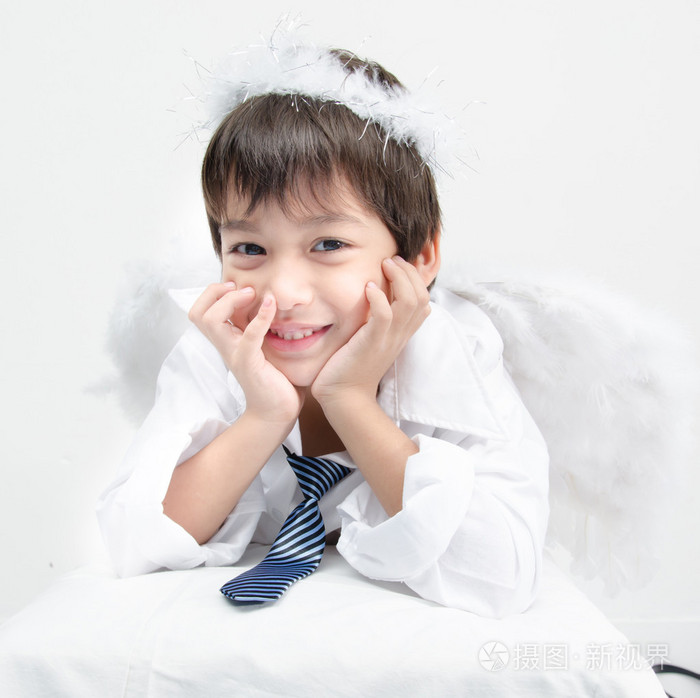 小男孩肖像装成有翅膀的丘比特