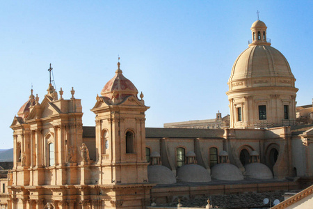 巴洛克式的圣尼古拉斯大教堂与新古典主义的圆顶在诺托, 西西里岛