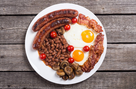 英语早餐配培根, 香肠, 鸡蛋, 西红柿, 蘑菇和豆子