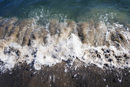 加利福尼亚州马里布的海景太平洋海浪泡沫和飞溅的景色