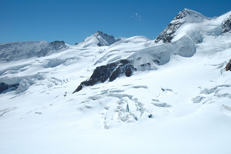 裂缝，冰和雪在瑞士少女山冈附近